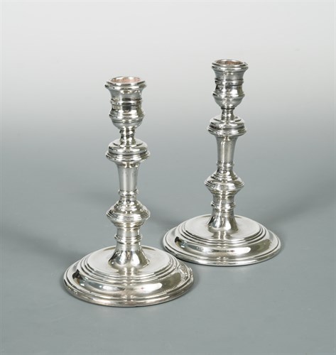Lot 133 - A pair of 20th century Queen Anne style silver candlesticks