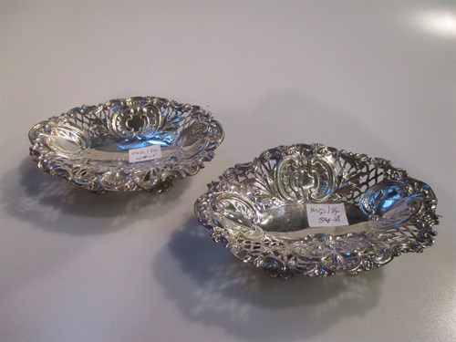 Lot 204 - A pair of silver bon-bon dishes