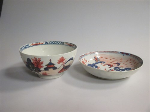 Lot 32 - A Lowestoft tea bowl and saucer