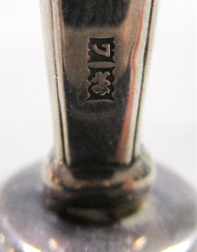 Lot 134 - A 20th century silver hand bell