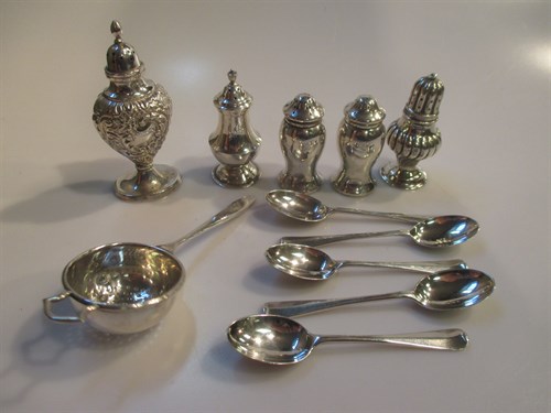 Lot 187 - Five small silver peppers, five coffee spoons,...