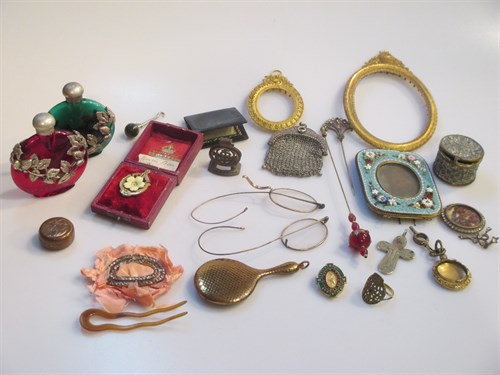 Lot 76 - Miscellaneous small items including a button...