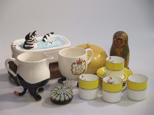 Lot 36 - A collection of mixed decorative china...