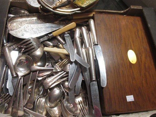 Lot 211 - A box of miscellaneous plated wares