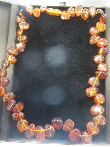 Lot 143 - An Amber necklace