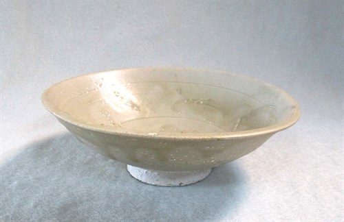 Lot 27 - A Song dynasty shallow dish from a shipwreck