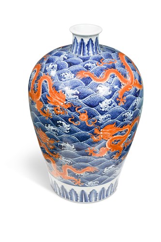 Lot 129 - A large blue and white Meiping vase, 20th century