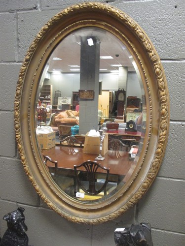 Lot 400 - An oval gilt wall mirror, 90cm high