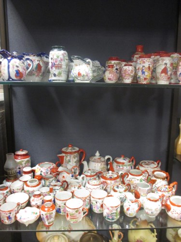 Lot 64 - A collection of Chinese ceramics, miniatrue...