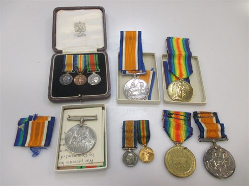 Lot 127 - A collection of First World War medals and...