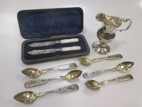 Lot 198 - An Edwardian silver cream jug 2.7ozt, a cased...