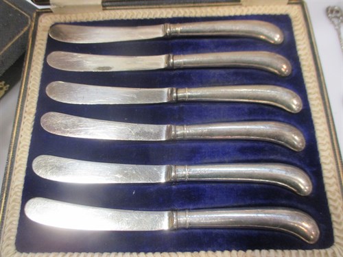 Lot 203 - A collection of flatware including a cased...