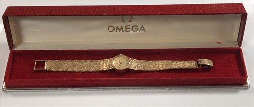 Lot 174 - Omega - A lady's 9ct gold wristwatch