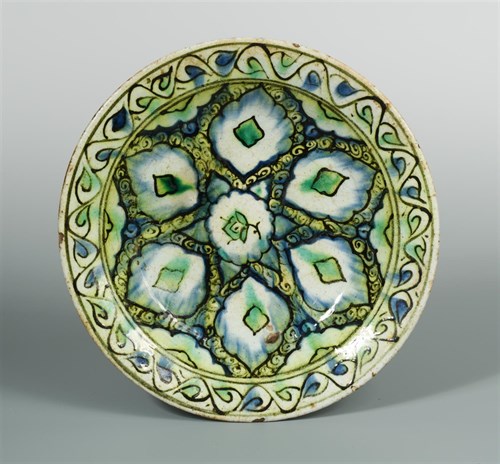 Lot 14 - A 17th century Islamic Ottoman Iznik dish