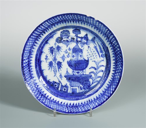Lot 15 - A 17th century Islamic Persian Safavid blue and white dish