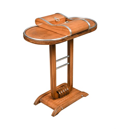 Lot 122 - An Art Deco walnut games table