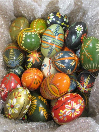 Lot 134 - A collection of wooden Polish eggs