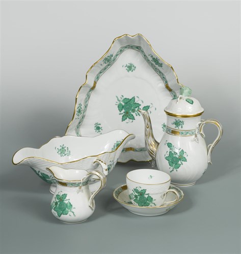 Lot 37 - A Herend porcelain green Chinese bouquet pattern dinner service for eight