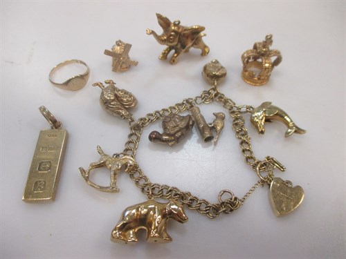 Lot 164 - A 9ct gold elephant pendant, a 9ct signet ring,...