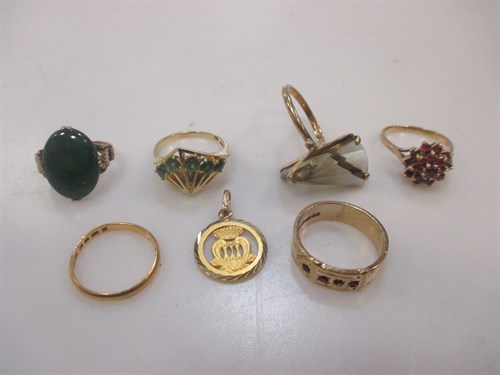 Lot 161 - A 22ct gold wedding ring 2.6g, a 9ct smoky...