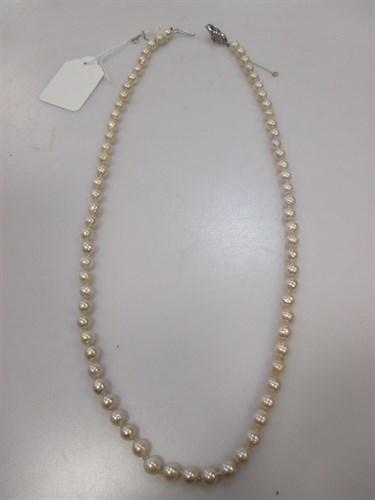 Lot 169 - A single row of pearls, assumed to be cultured,...