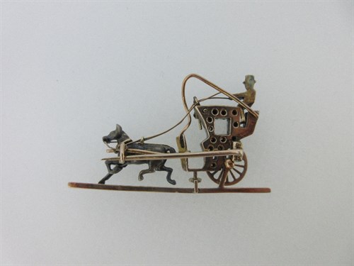 Lot 386 - A novelty diamond and enamel Hansom cab brooch