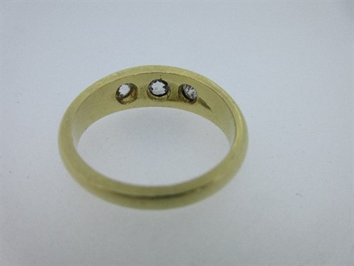 Lot 217 - A three stone diamond ring