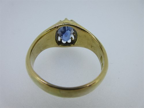 Lot 389 - A Victorian single stone sapphire ring