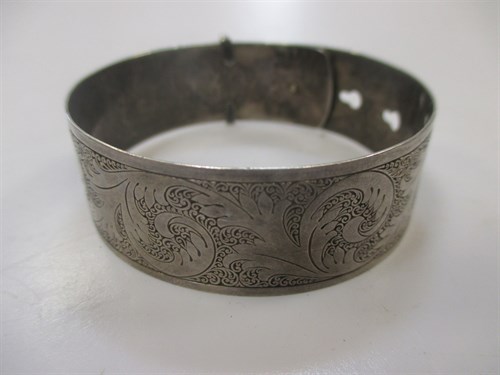 Lot 199 - A sterling silver expanding buckle bangle by...