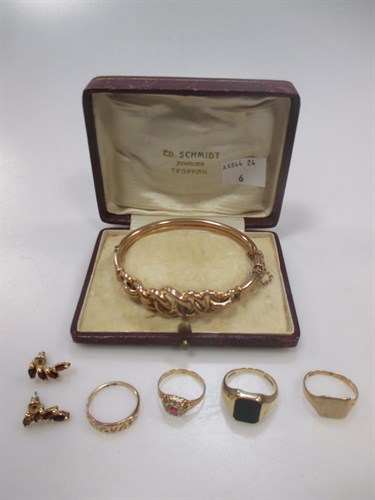 Lot 185 - A 9ct signet ring, a 9ct bloodstone set signet...
