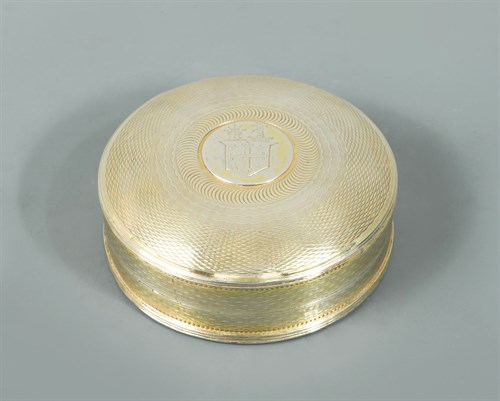 Lot 47 - A George III silver gilt snuff box