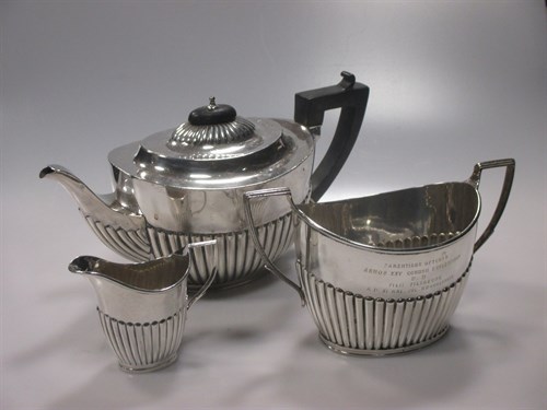 Lot 233 - An Edwardian silver 3 piece matched tea...