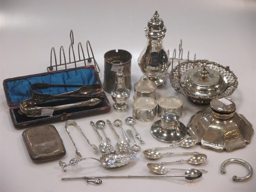 Lot 202 - A quantity of small silver to include a sugar...