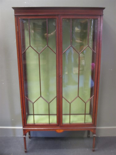 Lot 392 - An Edwardian mahogany and crossbanded display...