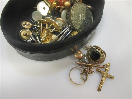 Lot 186 - A mixed quantity of 9ct gold to include three...