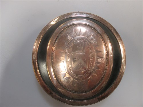 Lot 213 - An 18th rose gold and tortoiseshell snuff box,...