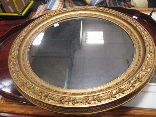Lot 549 - An Edwardian gilt circular mirror with oak...
