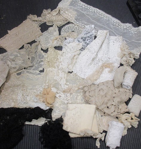 Lot 137 - Lace: a selection of fine lace collars and cuffs