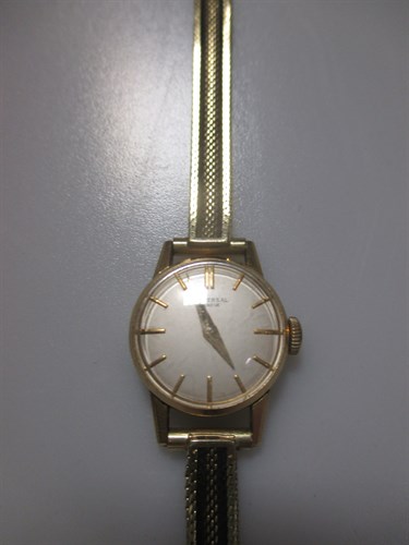 Lot 142 - A lady's wristwatch, bracelet stamped '14k',...