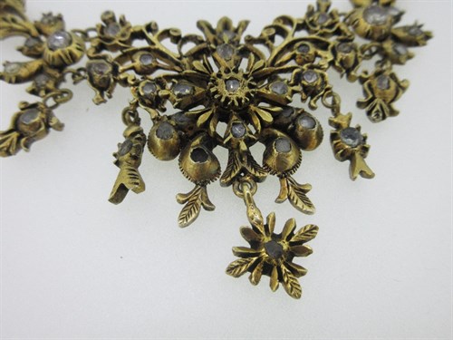 Lot 312 - An Indian suite of white hardstone jewellery