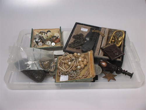 Lot 148 - A quantity of miscellaneous jewellery and...