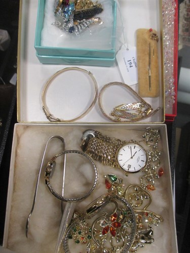 Lot 194 - A collection of costume jewellery, a pair of...
