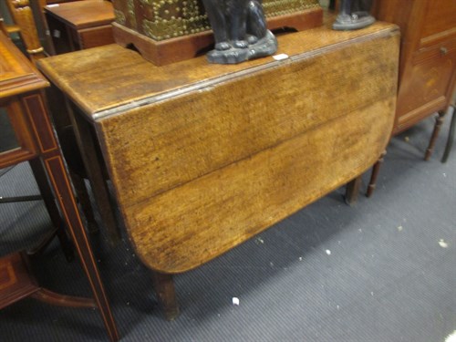 Lot 422 - An oak gateleg drop leaf table, 70 x 98 x 128cm