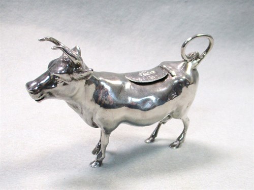 Lot 10 - An Edward VII silver semi-naturalistic cow creamer