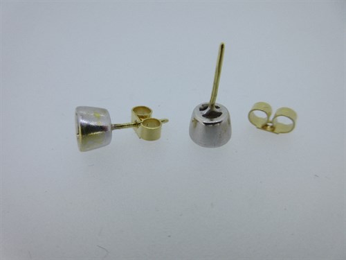Lot 317 - A pair of single stone diamond earstuds set in 18ct gold