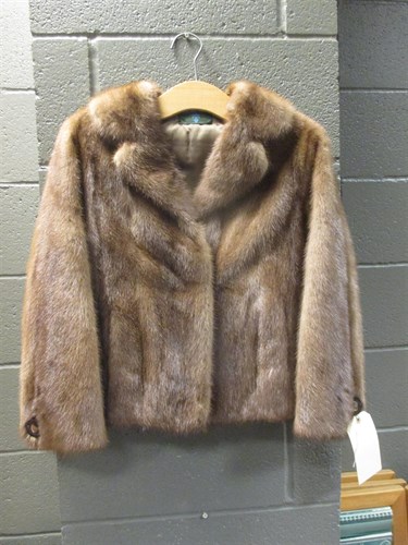 Lot 429 - A ladies short fur coat