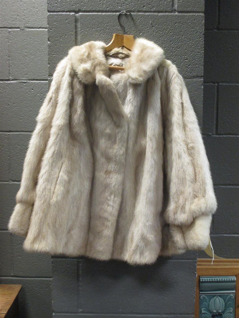 Lot 428 - A ladies white fur coat with cuff arms