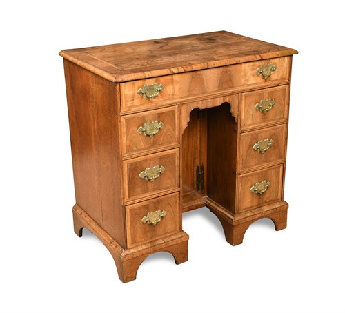Lot 321 - A walnut kneehole desk