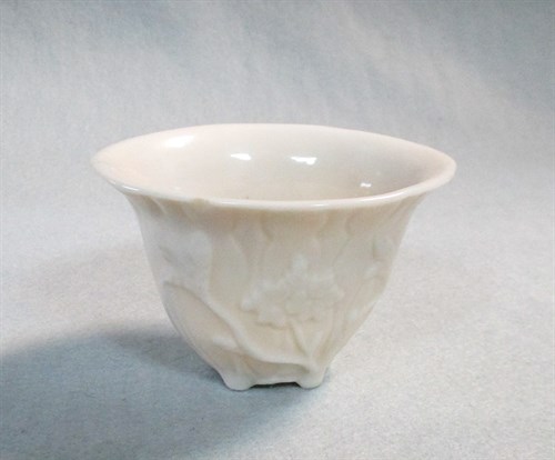 Lot 96 - A Blanc de Chine peony cup, Shunzi period