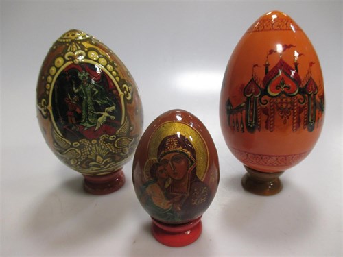 Lot 27 - Various Russian painted eggs, all 20th century...